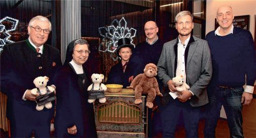 Auch der Nachwuchs bekommt schon mit, was es heißt, sich als Unternehmen sozial zu engagieren: Hinter der Drehorgel steht der kleine Lukas Demmelhuber, der bei der Spendenübergabe des Töginger Innenausbauers Baierl & Demmelhuber an den Kinderdorf Guarabira-Verein dabei sein durfte. Hinter ihm steht B&D-Betriebsratsvorsitzender Uwe Bürgel, ganz rechts Geschäftsführer Johannes Demmelhuber. Foto re