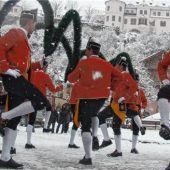 <p>Auch bei Schnee nicht zu stoppen: Vor sieben Jahren tanzten die Kolbermoorer Schäffler bei Winterwetter auf dem Neubeurer Marktplatz.Foto re</p>