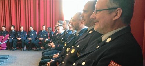 Auch in der Sitzung eine Bank: In Uniform und in großer Zahl verfolgten die Kolbermoorer Feuerwehrmänner und -frauen die Ausführungen zur Entwurfsplanung „ihrer“ Feuerwache.Foto gruber