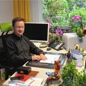 <p>Auch Schreibtischarbeit muss sein: Pfarrer Maurus Scheurenbrand in seinem Büro im Pfarrhaus von Wiederkunft Christi. Foto Sedlbauer</p>