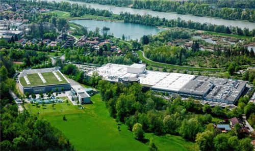 Auf dem Firmengelände von Schattdecor im Rohrdorfer Ortsteil Thansau steht ein neues Großprojekt an. Unter anderem soll dort ein neues Design Center gebaut werden, und auch der bestehende Rundbau (hinter den Bäumen in der Bildmitte) bekommt ein neues Gesicht.Foto re