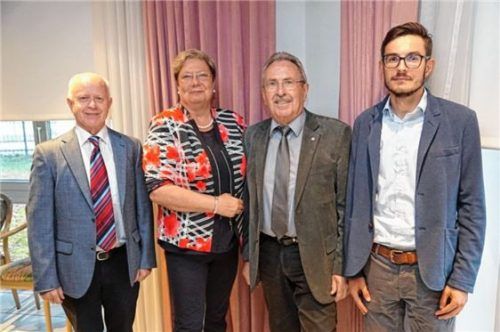 Auf der jüngsten IHK-Regionalausschuss-Sitzung: Konrad Heuwieser, Dritter Bürgermeister Altötting, Ingrid Obermeier-Osl, Landrat Georg Huber und Marco Steglich, Fraunhofer Institut (von links).Foto  re