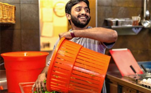 Auf diesem Foto lacht Navaz Mohammadi noch. Da wusste der 35-jährige Pakistani noch nicht, dass er Deutschland bis zum kommenden Wochenende verlassen haben muss.Foto thomae