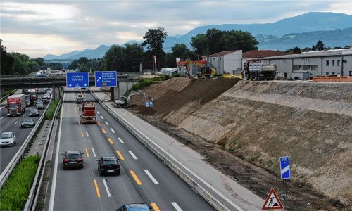 Auf einer Länge von rund einem Kilometer verwirklicht die Autobahndirektion Südbayern derzeit bei Raubling Lärmschutzmaßnahmen. Kosten: rund vier Millionen Euro. Die Fertigstellung ist für Ende des Jahres geplant. Fotos Ruprecht