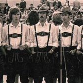 <p>Aufnahme vom Gastspiel der Singschule in Neustadt (Holstein) 1972. Sänger Axel Reiter, Klaus Sieber, Emil Hackenberg, Heiner Seyfried, Gerd Hackenberg, Peter und Sepp Maier, Helmuth Hoch, Ludwig Seiderer, Herbert Prikril, Max Ranzinger (von links).</p>