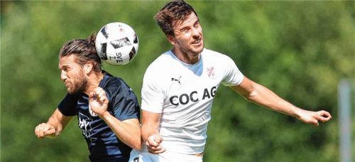 Augen zu und durch: Kopfballduell zwischen Wasserburgs Hannes Hain (links) und dem Erlbacher Thomas Deißenböck.Foto Butzhammer