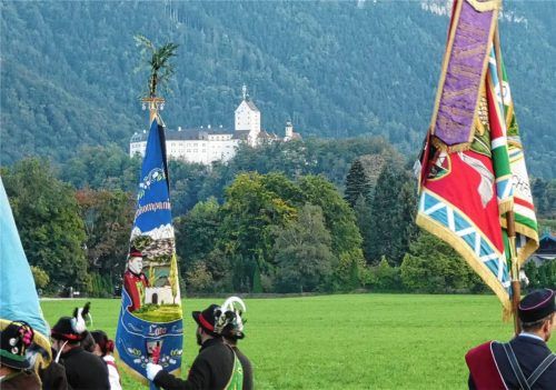 Aus der gesamten Region waren befreundete Kompanien nach Aschau gereist, um dem 60. Wiedergründungsfest der Gebirgsschützen Aschau beizuwohnen. Fotos Hötzelsperger