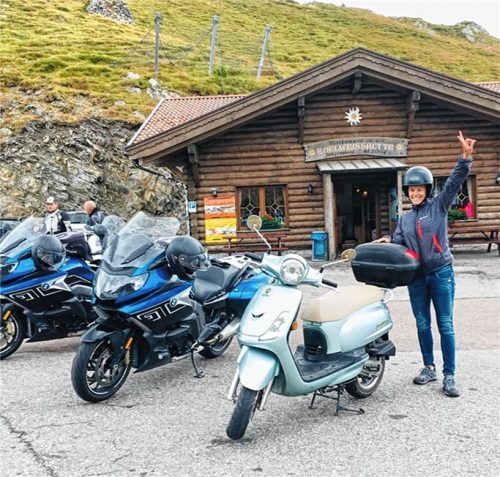 Azurblau ist der SYM Fiddle Roller, der Ingrid Hudlberger auf der Rundfahrt von Moosen bis Bozen und zurück kein einziges Mal im Stich gelassen hat.