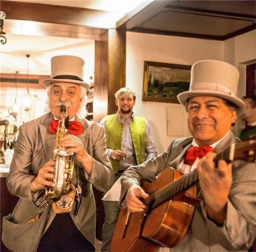 Bei der Eröffnung des Kulinarischen Herbstes werden die Gäste auch mit Musik verwöhnt.Fotos Team F8