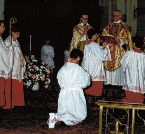 Bei der Priesterweihe 1993 in Weingarten: Pfarrer Scheurenbrand knieend vor Weihbischof Bernhard Rieger.