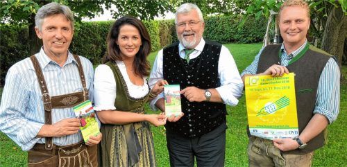 Bei der Übergabe des Bauernherbst-Kalenders an die bayerische Landwirtschaftsministerin Michaela Kaniber durch die RegRo-Vorstandschaft Wolfgang Hampel, Sebastian Friesinger und Josef Steingraber (von links). Nicht auf dem Bild ist RegRo-Vorstandsmitglied Christina Pfaffinger.