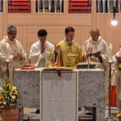 <p>Beim Festgottesdienst in der Pfarrkirche Wiederkunft Christi: Der Jubilar im Kreise seiner Konzelebranten.Fotos </p>