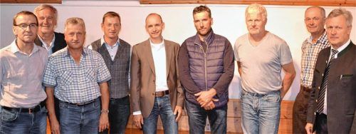 Bereit für die Dorfentwicklung: Die acht Mitglieder der Teilnehmergemeinschaft mit dem Vertreter vom Amt für ländliche Entwicklung (von links): Hubert Seewald, Gerhard Rinser, Josef Liegl, Hans Mayerhofer, Peter Höcherl (vom AEL) Manfred Gassner, Georg Hofstetter, Zweiter Bürgermeister Johann Bauer, Erster Bürgermeister Rudolf Leitmannstetter.Foto  Niessen