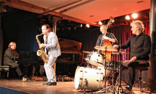 Beste Freunde, auch am Instrument, sind Mulo Francel & Friends: David Gazarov (Klavier), Mulo Francel (Saxofon), Sven Faller (Kontrabass) und Robert Kainar (Drums).Foto Benekam