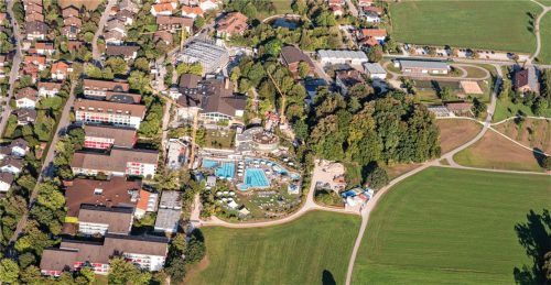 Blick auf das Thermengelände in Bad Endorf. Am 13. Oktober ist „soft opening“. Vier Wochen später wird dann der „Bau-Spuk“ vorbei sein. Foto nit