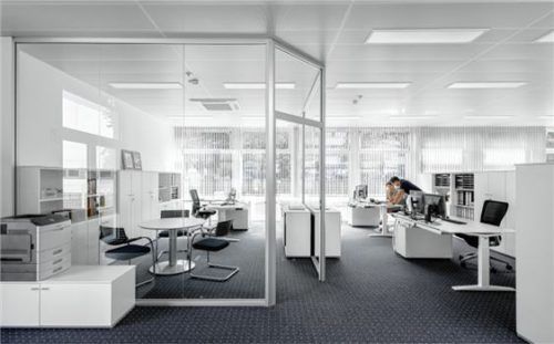 Blick in den neuen „Digital Cube“ von Gabor, in dem ein Team arbeitet, das sich zum Beispiel um Social Media kümmert.Foto  re