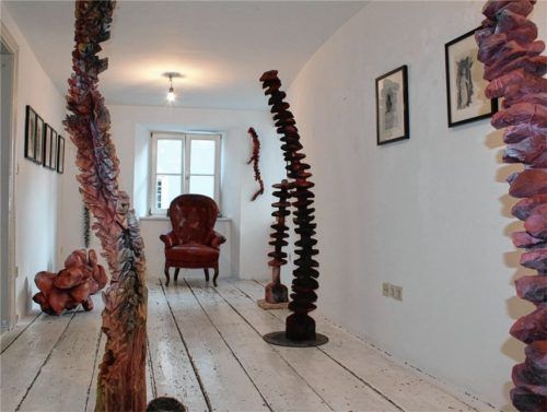Blick in die Rosenheimer Ausstellung mit den markanten Holzskulpturen von Josef Hamberger. Fotos Wunsam