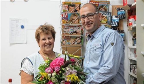 Blumen zur Eröffnung: Hubert Forster vom Adalbert Stifter Seniorenwohnen begrüßt Renate Grill vom Mittergarser Dorfladen. Endlich ist wieder ein Betreiber für den Hausladen gefunden.Foto  re