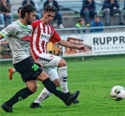 Buchbachs Samed Bahar (rechts) im Zweikampf mit dem Schaldinger Philipp Knochner, der in dieser Situation einen Tick eher am Ball war.Foto Buchholz