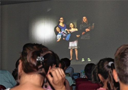 „Bücher, Bücher, immer mehr“ – heißt es im eigens verfassten Rap, der bei der Verlosung im Sitzungssaal der Stadt eingespielt wurde. Die Kolbermoorer Kinder hielten sich an diesen Aufruf und nutzten die Sommerferien – zum Lesen.