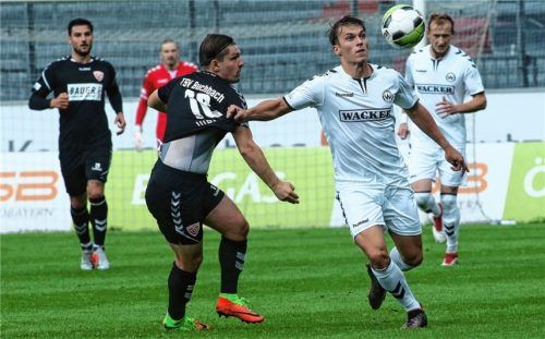 Burghausens Julien Richter überprüft die Reißfestigkeit von Patrick Walleths Trikot.Foto mb