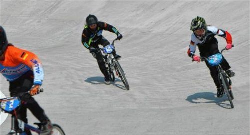 Celina Egart-Brunn (rechts) vom Maloja-BMX-Team aus Kolbermoor kämpfte sich auf den zweiten Platz in der Gruppe U11-12.Foto Rohrmüller