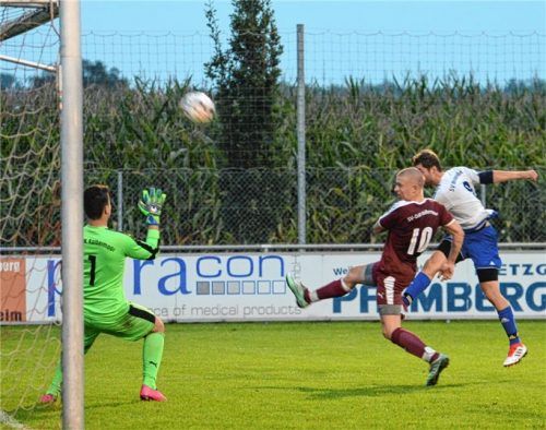 Chance für den Westerndorfer Torsten Voß (weißes Trikot), doch der Ball ging über das Tor. Fotos Ruprecht