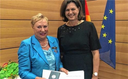 Christine Krug aus Bad Endorf freut sich über die hohe Auszeichnung durch die stellvertretende Ministerpräsidentin Ilse Aigner.Foto re
