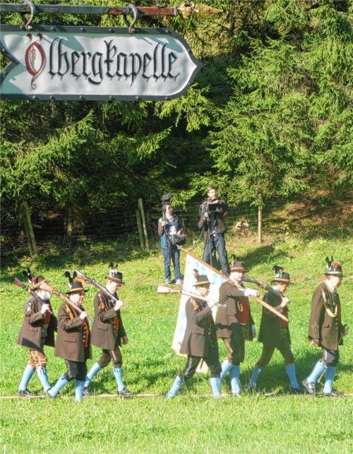 Da geht‘s lang: Hunderte Gläubige zogen gestern zur Ölbergkapelle. Fotos Hötzelsperger