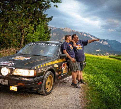 Da geht‘s lang: Waldemar „Waldi“ Fuchs (links) und Christian „Mo“ Frank starten heute in Aschau zur Rallye „European 5000“. Foto re