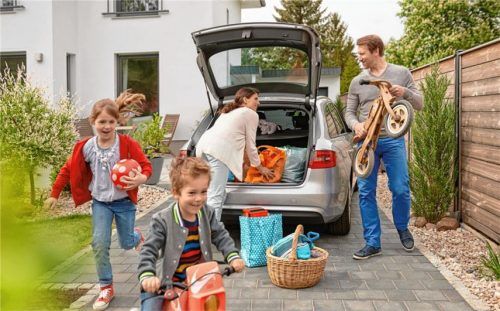 Das Auto ist für Berufspendler ebenso unverzichtbar wie für Familien. Es gibt allerdings verschiedene Möglichkeiten, die hohen Fixkosten rund um die Mobilität zu senken. Foto  djd/Deutscher Sparkassenverlag