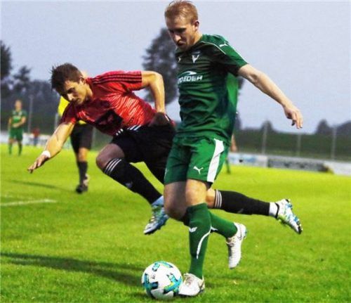 Das Bild täuscht: Nicht die Hausherren aus Hallbergmoos kamen ins stolpern, sondern die Gäste aus Rosenheim um Dominik Reichmacher. Foto  Fehrmann