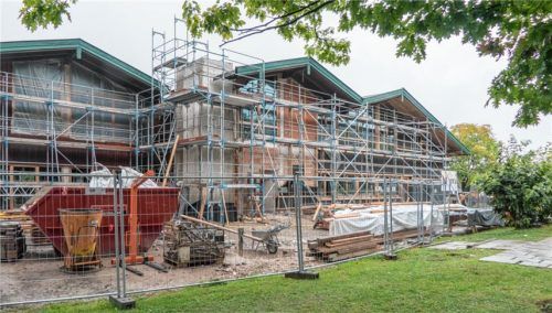 Das derzeit größte Bauprojekt der Gemeinde Unterwössen ist der Umbau des ehemaligen Hallenbades. Jetzt wurden im Gemeinderat die aktuellen Kosten vorgestellt.Foto lfl