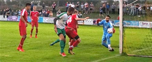 Das Duell des Tages: Uli Hubl gegen VfL-Keeper Bozjak. Foto Semerad