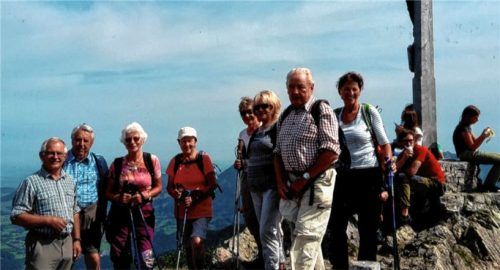 Das Erinnerungsfoto unter dem Gipfelkreuz durfte auch bei der 100. Bergtour nicht fehlen. Foto Rudi Hackenberg