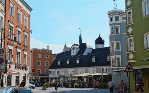 Das Reindl-Haus: links der Bestand, rechts in einer Fotomontage aus der Präsentation der Stadt, welche die Kompromisslösung darstellt. Foto HeiseSTadt Rosenheim