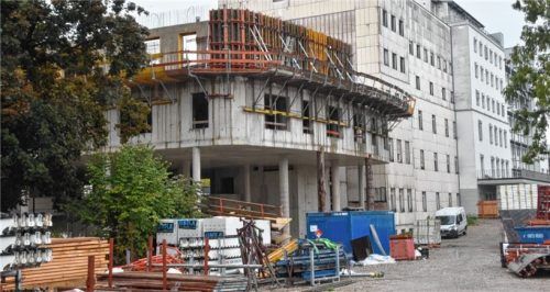 Das Romed-Klinikum wird umgebaut und erweitert. Es entsteht auch ein neuer Haupteingang. Foto Schlecker