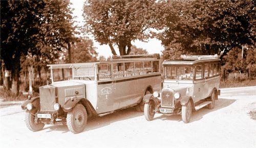 Das September-Blatt des Kalenders zeigt Omnibusse des Reisebüros Ludwig Kroiss um das Jahr 1930. Foto Stadtarchiv