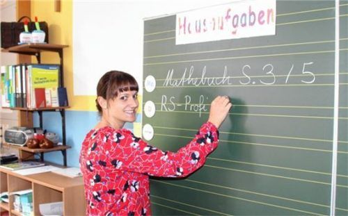 Das Unterrichten kommt bei der neuen Konrektorin nicht zu kurz. Karina Graf schreibt ihrer dritten Klasse die Hausaufgaben an die Tafel. Foto mse