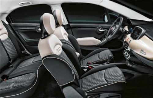 Der Innenraum des neuen Fiat 500X verwöhnt mit hochwertigen Materialien, erstklassiger Verarbeitung und einer Vielzahl von Staufächern und Ablagen.