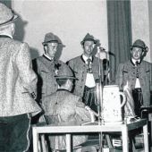 <p>Der Mannergsang in seiner aktuellen Besetzung beim Frühjahrssingen 2018 (Bild links) mit Robert Klapper, Norbert Scherbaum, Thomas Zell, Heiner Seyfried, Helmuth Hoch, Willi Huber, Heribert Schroes, an der Zither sitzend Peter Maier; von links). Bild rechts: Aufnahme vom ersten Auftritt des Mannergsang auf dem Frühjahrssingen 1968 Sänger Hans Mayr, Klaus Moser, Heini Schöffegger, Max Ranzinger, Heiner Seyfried, Klaus Sieber, Rudi Böck, Gerhard Hackenberg, Siegfried Weber, sitzend Sepp Maier, an der Zither Peter Maier (von links).</p>