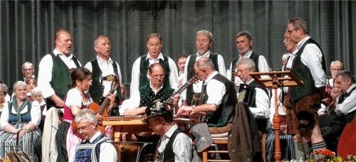 Der Mannergsang in seiner aktuellen Besetzung beim Frühjahrssingen 2018 (Bild links) mit Robert Klapper, Norbert Scherbaum, Thomas Zell, Heiner Seyfried, Helmuth Hoch, Willi Huber, Heribert Schroes, an der Zither sitzend Peter Maier; von links). Bild rechts: Aufnahme vom ersten Auftritt des Mannergsang auf dem Frühjahrssingen 1968 Sänger Hans Mayr, Klaus Moser, Heini Schöffegger, Max Ranzinger, Heiner Seyfried, Klaus Sieber, Rudi Böck, Gerhard Hackenberg, Siegfried Weber, sitzend Sepp Maier, an der Zither Peter Maier (von links).