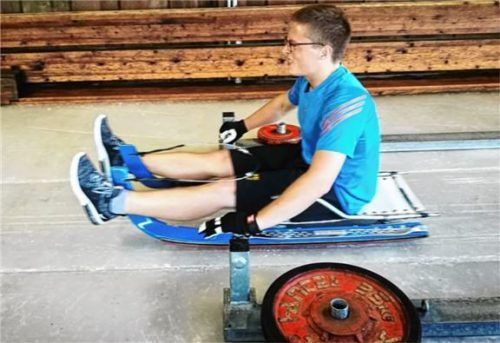 Der Oberaudorfer Marius Schmelzer beim Starttraining auf der Eisbahn am Königssee.