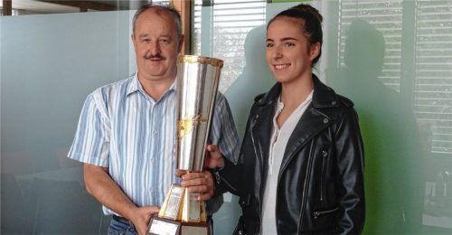Der Pokal durfte dabei nicht fehlen: In das Goldene Buch der Stadt Kolbermoor hat sich nun auch Tischtennis-Crack Laura Tiefenbrunner eingetragen. Foto cp