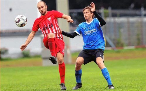 Der SV Bruckmühl (links Ludwig Peetz) musste gegen Alexander Hofer und den FC Töging II die zweite Niederlage in Folge hinnehmen.Foto Butzhammer