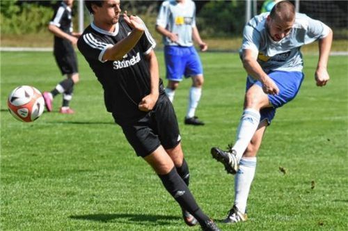 Der SV Riedering mit Christoph Kahl (rechts) befindet sich langsam im Aufwind.Foto Hofmann