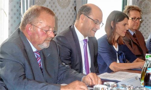 Der Vertrag für die Landesausstellung 2021 auf Schloss Herrenchiemsee ist unterzeichnet. Gestern setzten stellvertretender Landrat Josef Huber, Bayerns Finanzminister Albert Füracker, Wissenschaftsministerin Marion Kiechle und Dr. Richard Loibl vom Haus der Bayerischen Geschichte ihre Unterschriften unter das Papier.Foto Hötzelsperger
