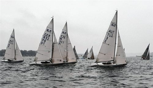Die 2.4 mR segelten bei Dauerregen auf dem Chiemsee. Foto  Blank