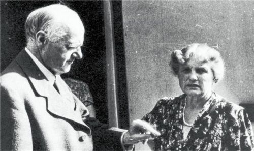 Die beiden Gastgeber: Schlossherrin Ottonie Gräfin von Degenfeld-Schonburg und der Dichter Rudolf Alexander Schröder.