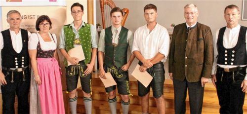 Die Besten und ihre Gratulanten: Stellvertretender Obermeister Franz Wörndl, Vize-Landrätin Marianne Loferer, die Innungssieger Dominik Hainz, Albert Fischbacher, Veit Mandel, Alfons Maierthaler, Vorstandsvorsitzender der Sparkasse Rosenheim, und Obermeister Rudolf Schiller (von links). Foto re